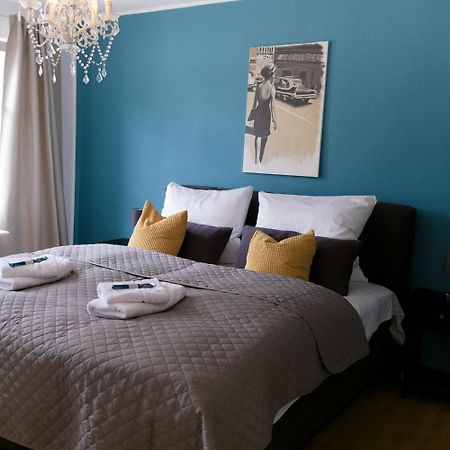 Bella Casa - Business&Family - 2 Zimmer Direkt Neben Schloss, Parkplatz, Smarttv, Netflix, Waschmaschine, 24H Checkin, 71Qm, Kingsizebett, Hotelbettwaesche Ludwigsburg Exterior photo
