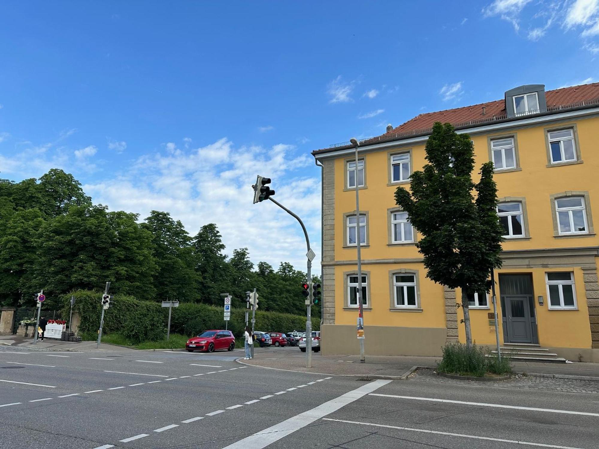 Bella Casa - Business&Family - 2 Zimmer Direkt Neben Schloss, Parkplatz, Smarttv, Netflix, Waschmaschine, 24H Checkin, 71Qm, Kingsizebett, Hotelbettwaesche Ludwigsburg Exterior photo