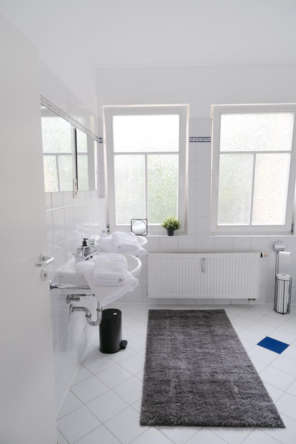 Bella Casa - Business&Family - 2 Zimmer Direkt Neben Schloss, Parkplatz, Smarttv, Netflix, Waschmaschine, 24H Checkin, 71Qm, Kingsizebett, Hotelbettwaesche Ludwigsburg Exterior photo
